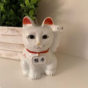 Maneki-neko Lucky Cat Figurine Ceramic Japanese Beckoning Raised Right Paw Bank